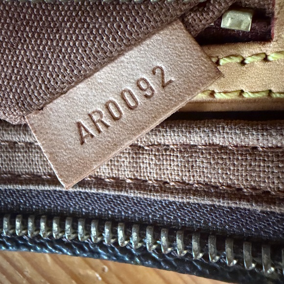 Louis Vuitton Trotteur Crossbody - Picture 11 of 11